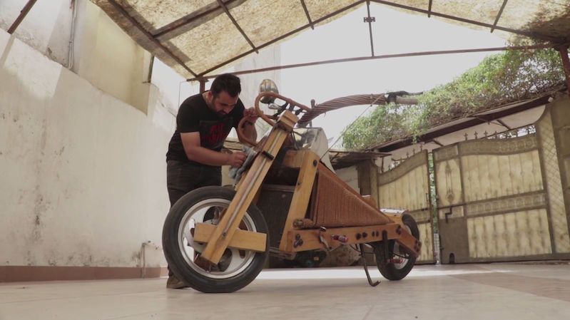 Postavil si motorku ze dřeva a stal se lokální celebritou